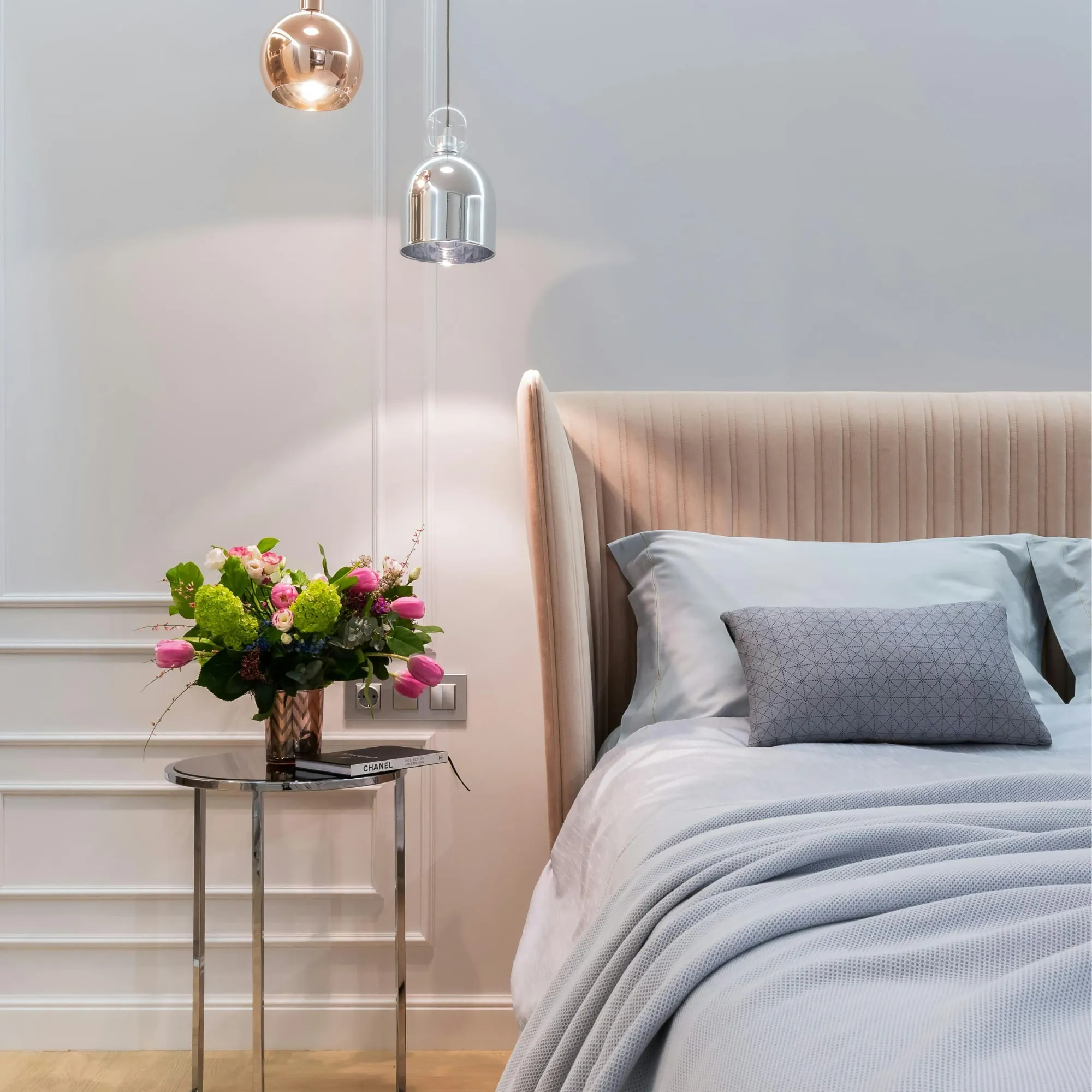 Chambre remise à neuf avec moulures après un dégât des eaux à Nice