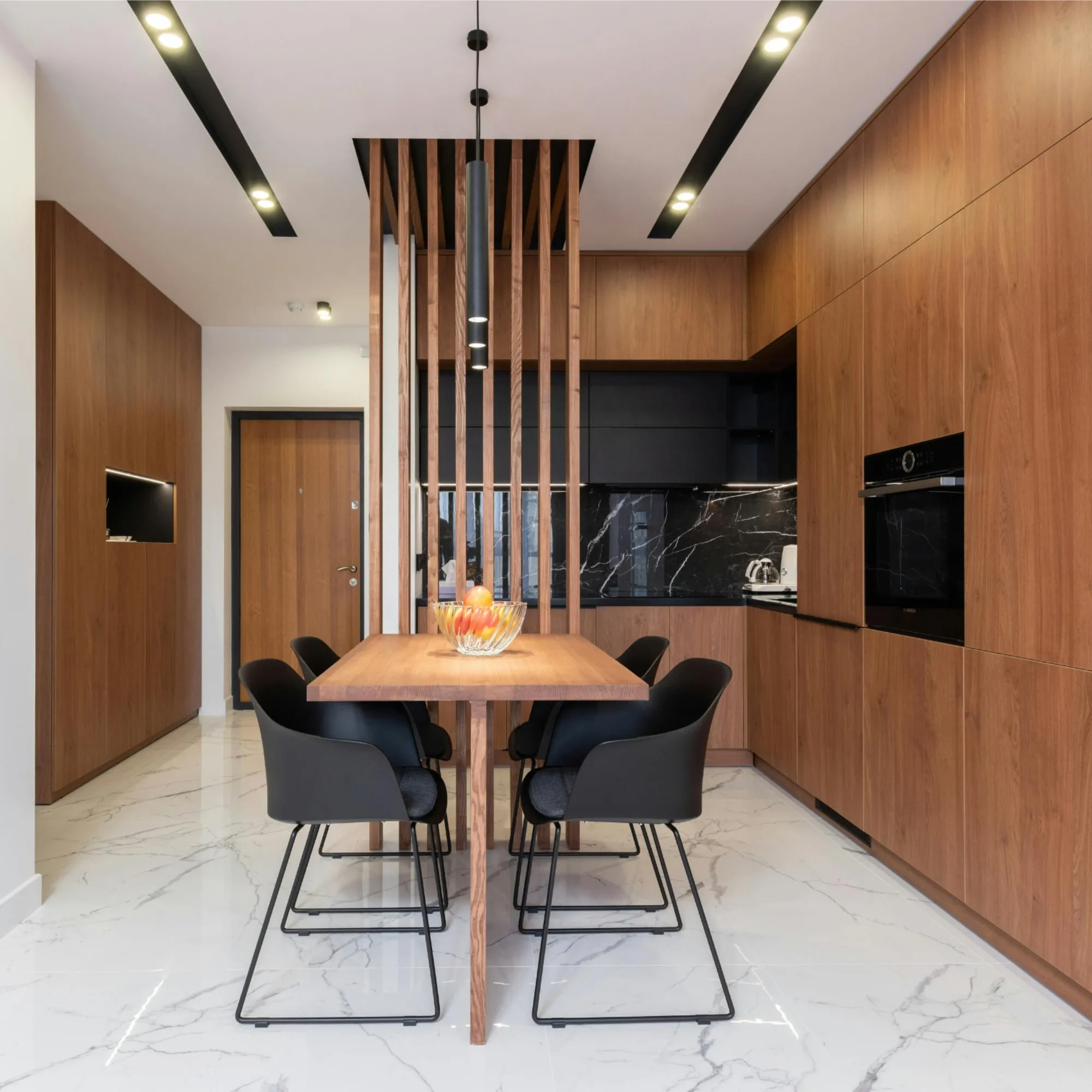 Salle d’un restaurant aménagée en bois et marbre à Nice