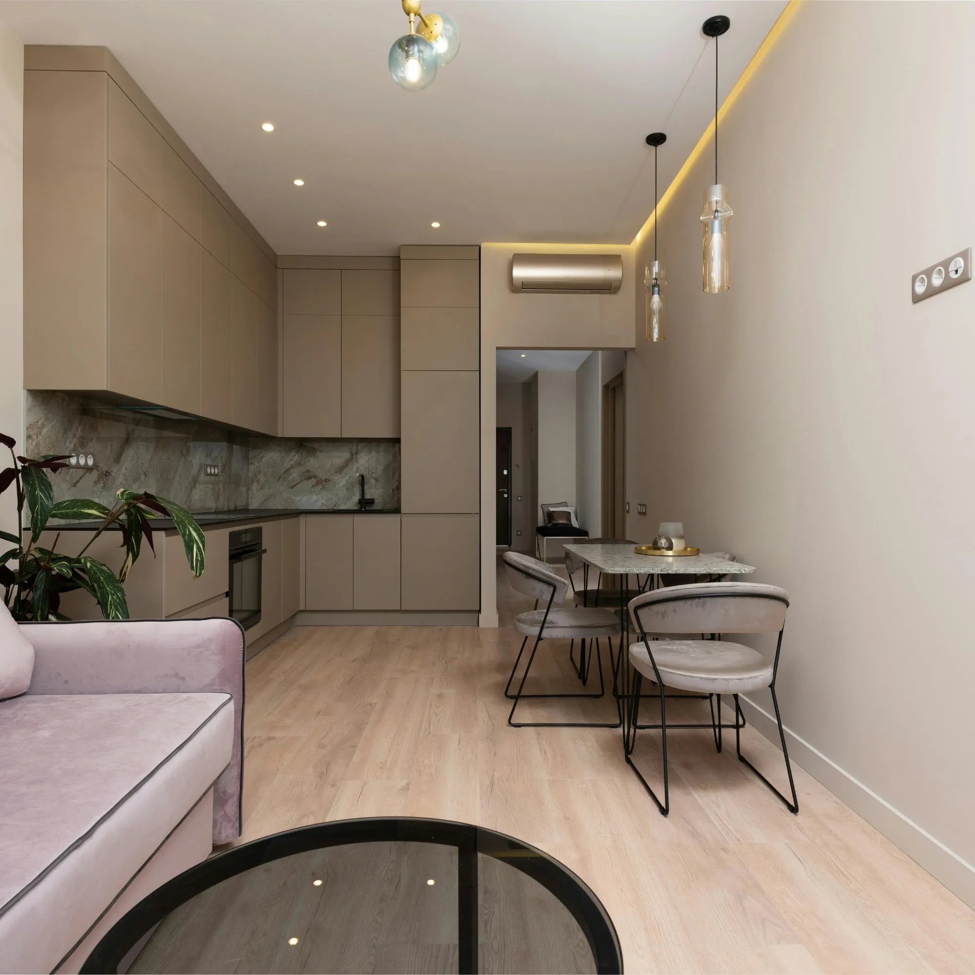 Séjour et cuisine ouverte d’un appartement de 92 m² entièrement rénové à Nice