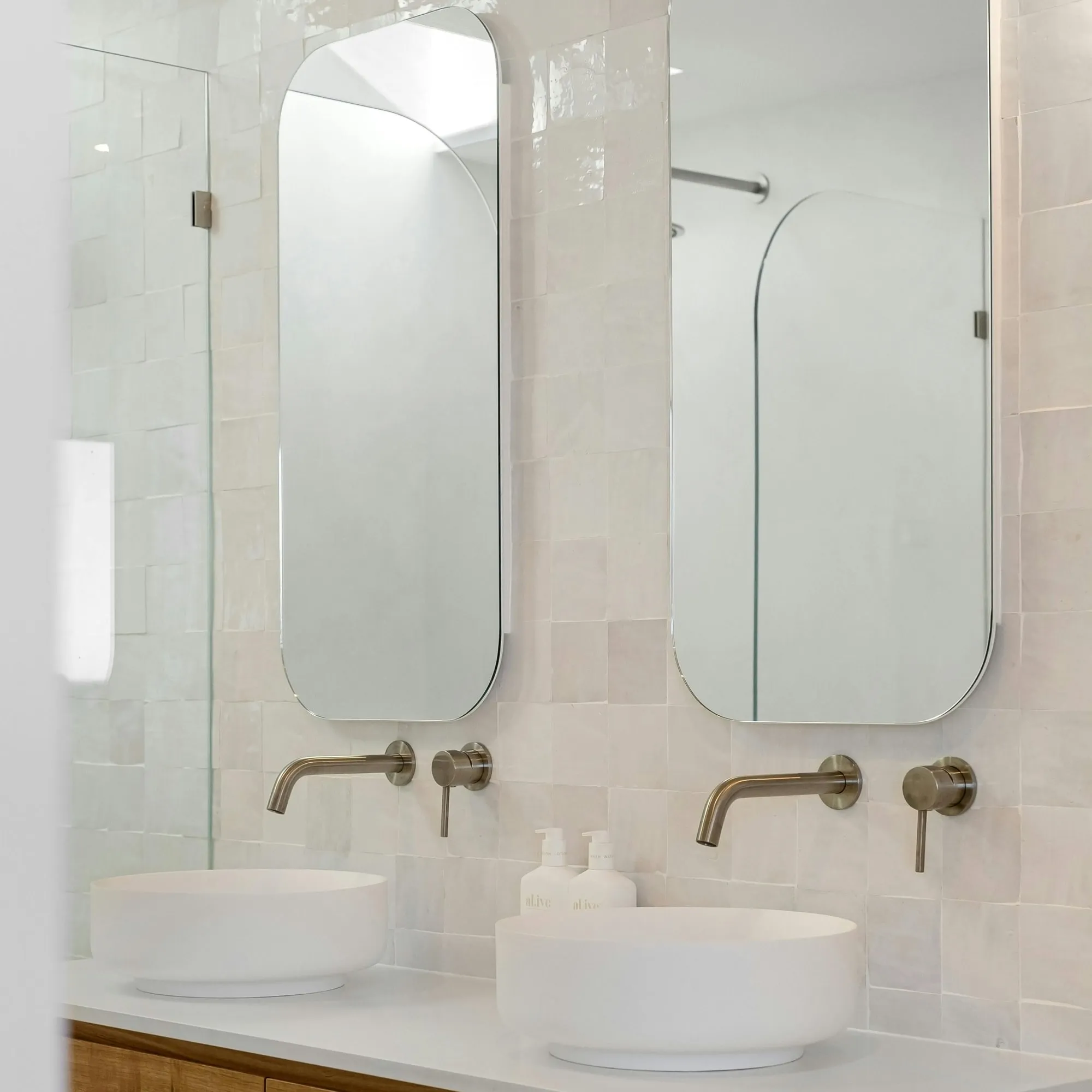Salle de bain rénovée avec faïence zellige et double vasque