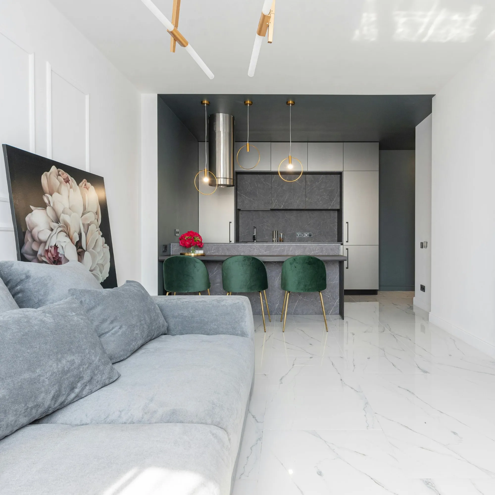 Séjour et cuisine ouverte après une rénovation complète menée par Real Nexus